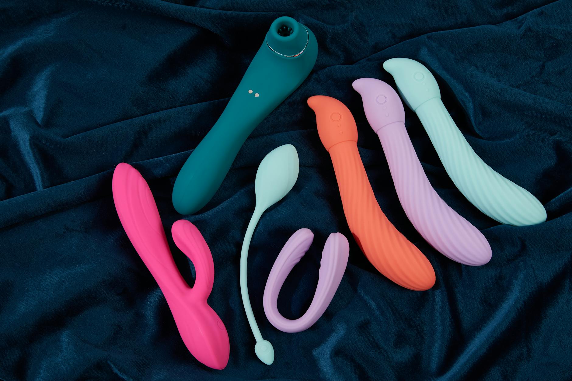 Ein Paar hält gemeinsam einen blauen Vibrator, die Nähe und Intimität symbolisierend