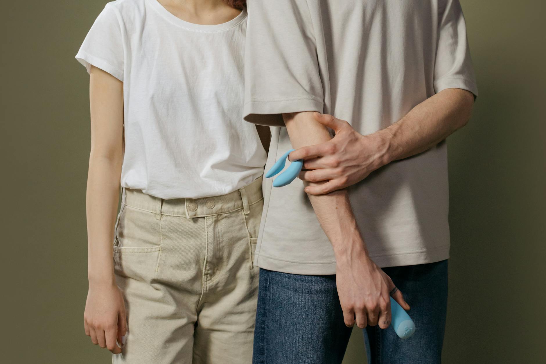 Blaues Silikonspielzeug in der Hand, das Selbstliebe und Sexualität symbolisiert