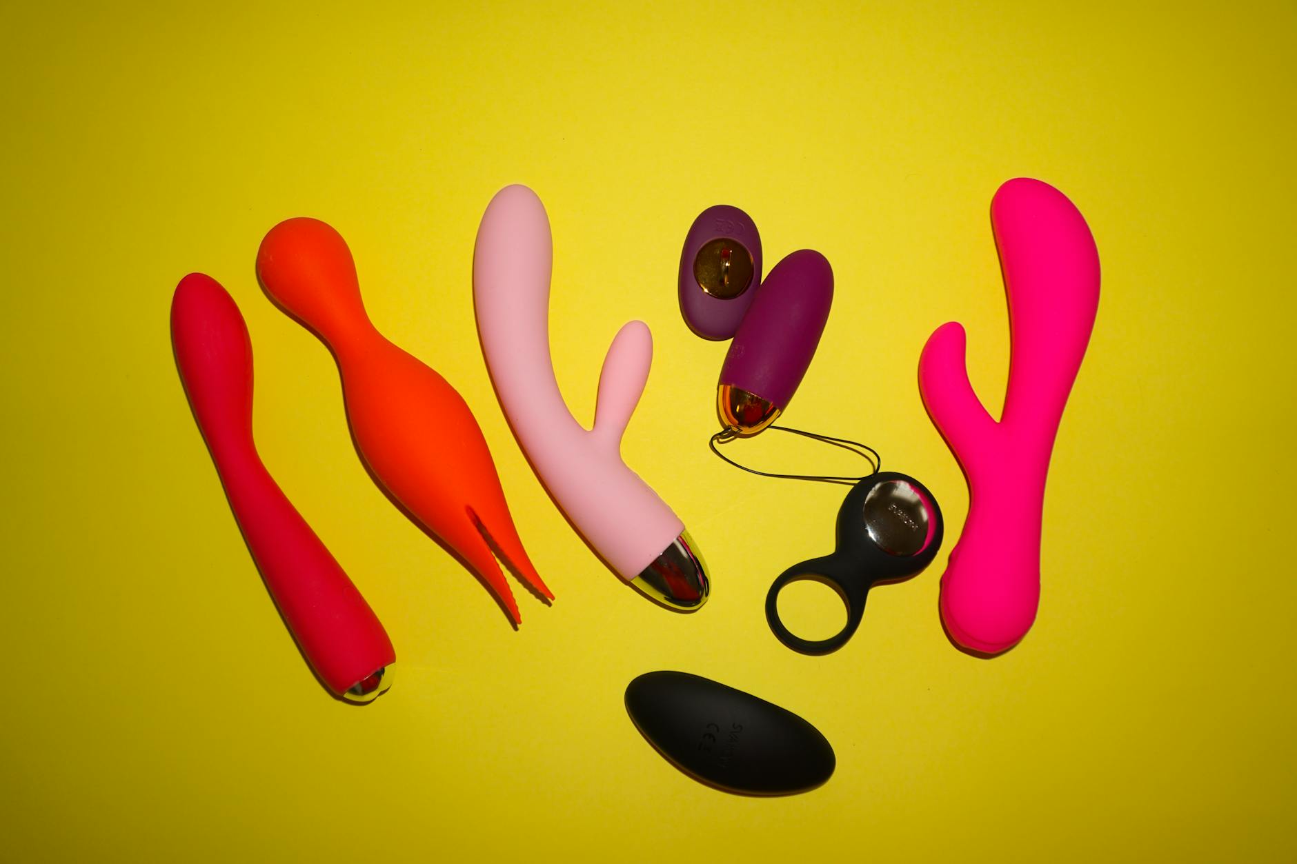 Nahaufnahme von Händen, die einen eleganten blauen Vibrator halten, symbolisierend die Wiederverbindung mit Lust nach Abstinenz
