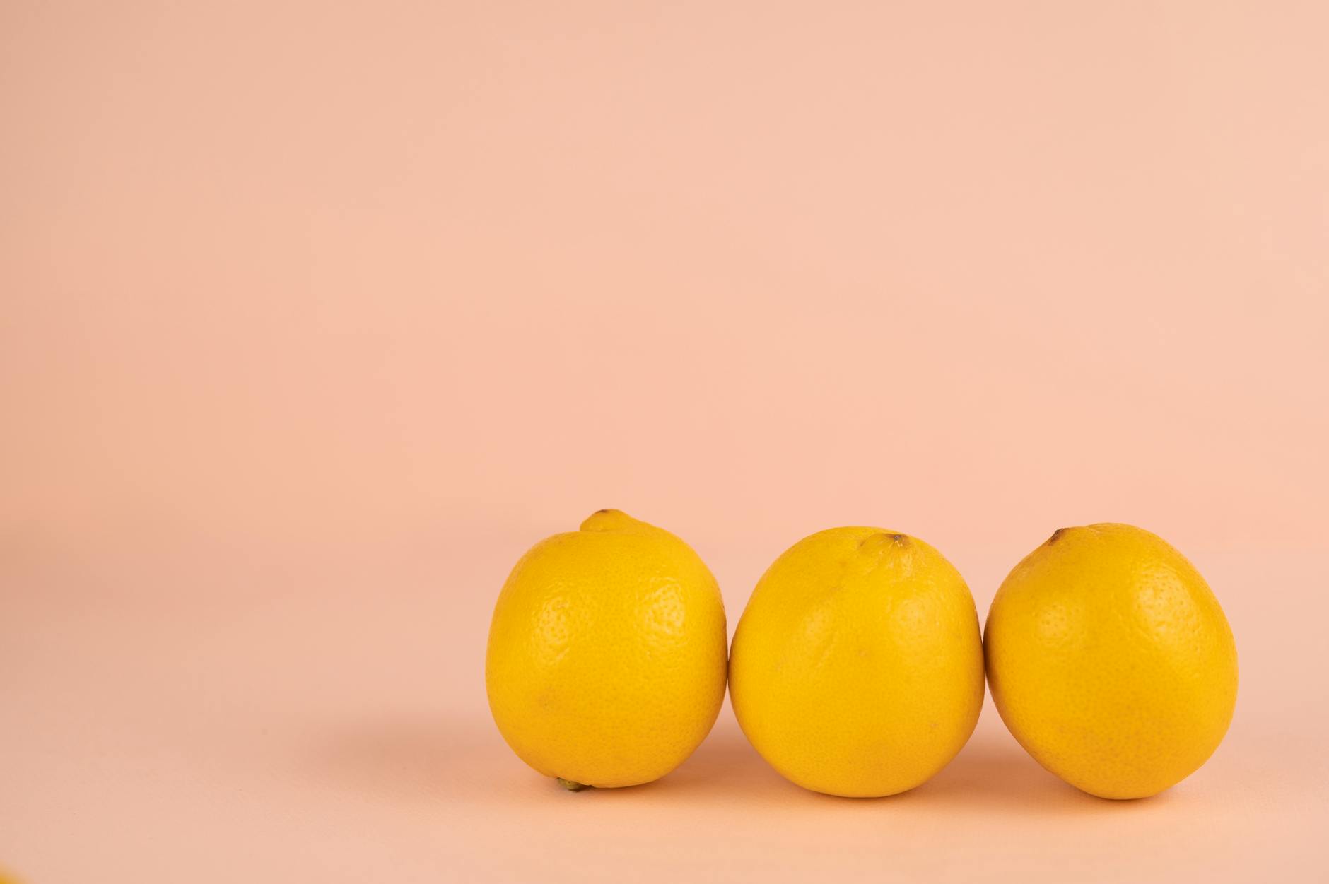 Gelber Silikonvibrator mit Bananen auf gelbem Hintergrund
